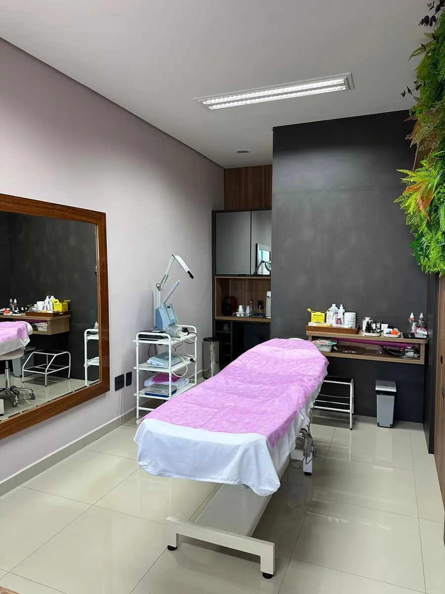 Sala de atendimento com maca, espelho e aparelhos
