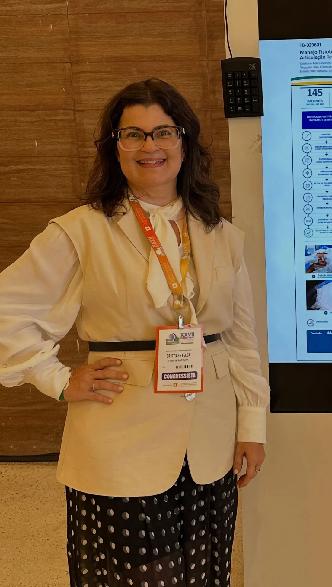 Dra. Cristiane Felca ao lado do trabalho que apresentou no XXVII COBRAC